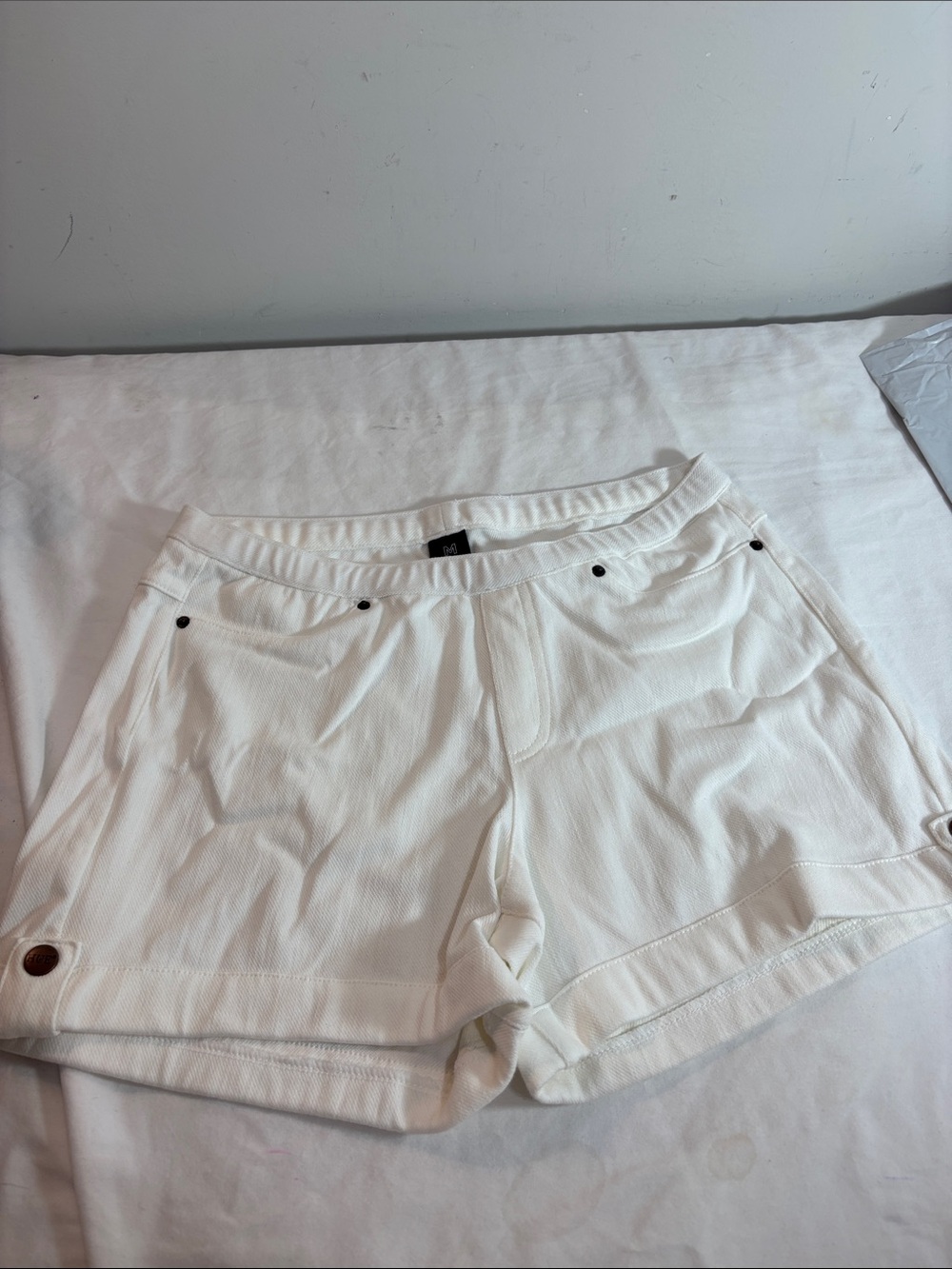 HUE Cream Casual Knit Bermuda Shorts. 0304